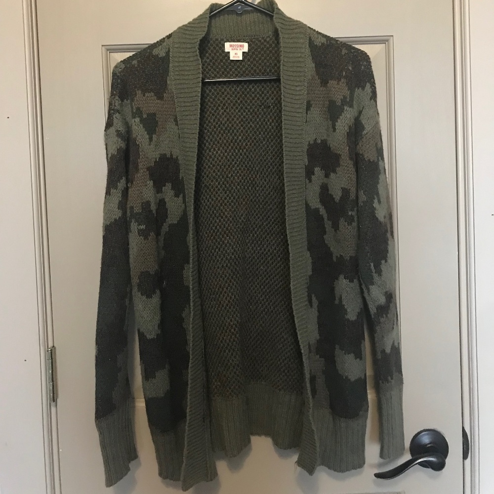 Like new, Camouflage sweater in perfect condition!